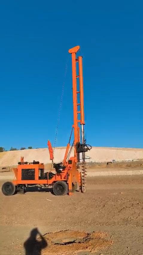 Máquina trado operando em campo